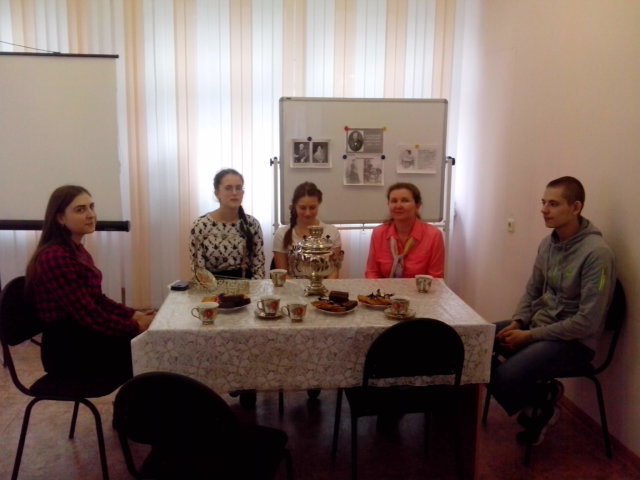 Читая  Островского