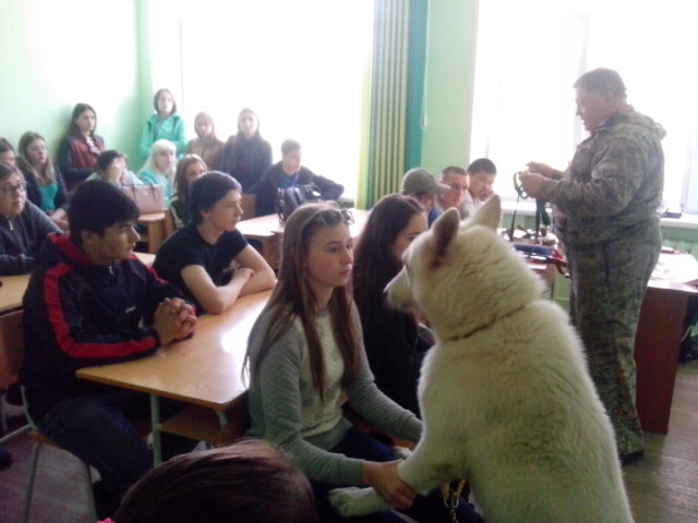 Кинологи обучают молодежь
