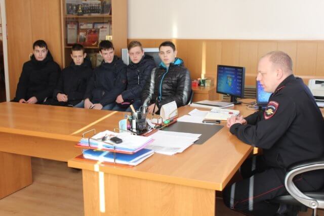 СТУДЕНЧЕСКИЙ ДЕСАНТ ПОСЕТИЛ ГИБДД