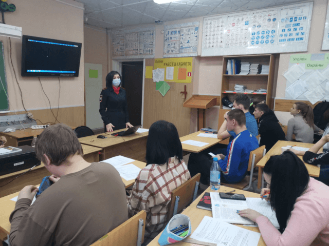 В Березовском филиале Емельяновского дорожно – строительного техникума ГИБДД проводит беседы со студентами