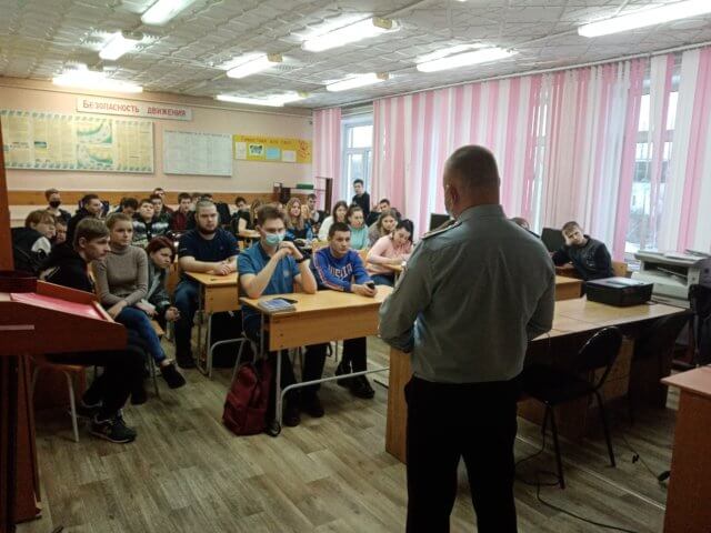 В Березовском филиале Емельяновского дорожно – строительного техникума ГИБДД проводит беседы со студентами