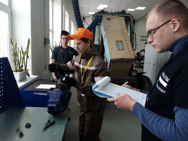 фото архив "УПРАВЛЕНИЕ ФРОНТАЛЬНЫМ ПОГРУЗЧИКОМ"