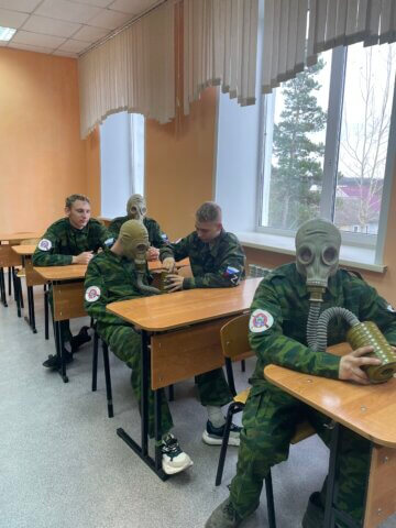 Студенты Емельяновоского дорожно-строительного техникума