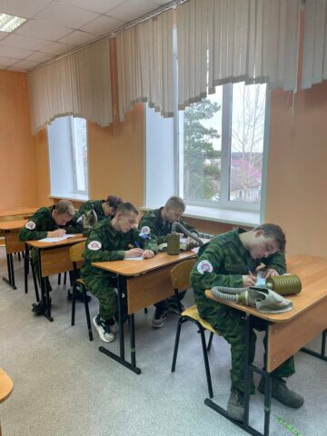 Студенты Емельяновоского дорожно-строительного техникума